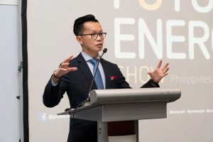 Diễn giả chia sẻ ý tưởng trong buổi triển lãm ngành năng lượng 