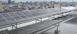 Các tấm pin mặt trời được lắp đặt trên mái tòa nhà CornorStone