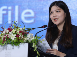 Bà Maruono Eri, đại diện công ty Hamada (Nhật Bản) chia sẻ giải pháp công nghệ xử lý tấm pin mặt trời. Ảnh: Minh Đức