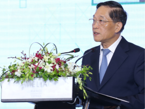 Thứ trưởng Trần Văn Tùng phát biểu về tầm quan trọng của sử dụng năng lượng tái tạo tại khai mạc. Ảnh: Minh Đức