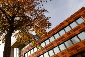 Mặt tiền hoàn toàn được gắn pin năng lượng mặt trời của Kuijpers. (Ảnh: Solarix)