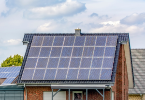 Tấm pin mặt trời có bảo vệ mái nhà không?