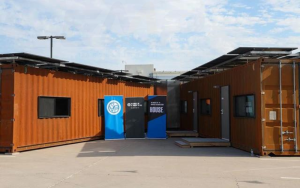 Biến container thành nhà năng lượng mặt trời (Ảnh: Cronkite News)