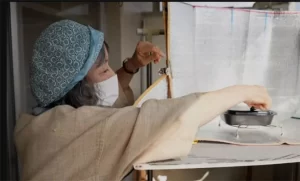 Người phụ nữ 10 năm không tốn tiền điện nhờ dùng năng lượng mặt trời (Ảnh: Euro News)